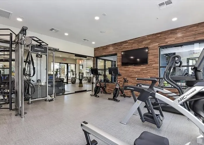 Ascent North Pool Gym Near Mayo And Quarter Apartment
